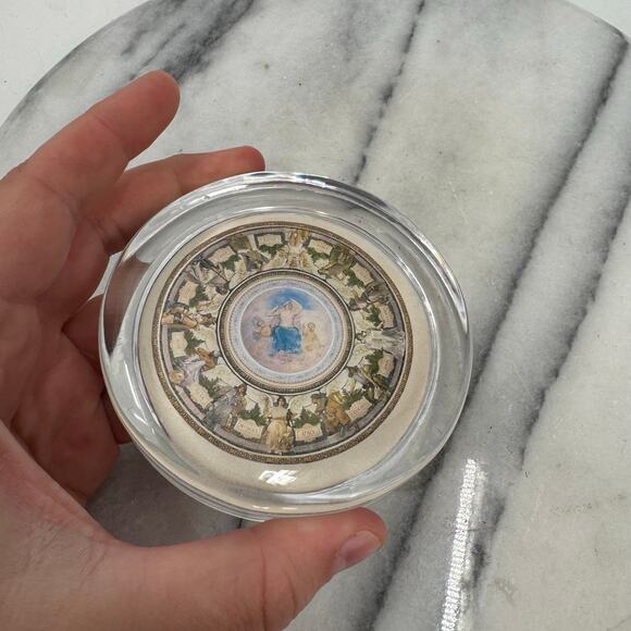 Glass round paperweight - Picture 4 of 7